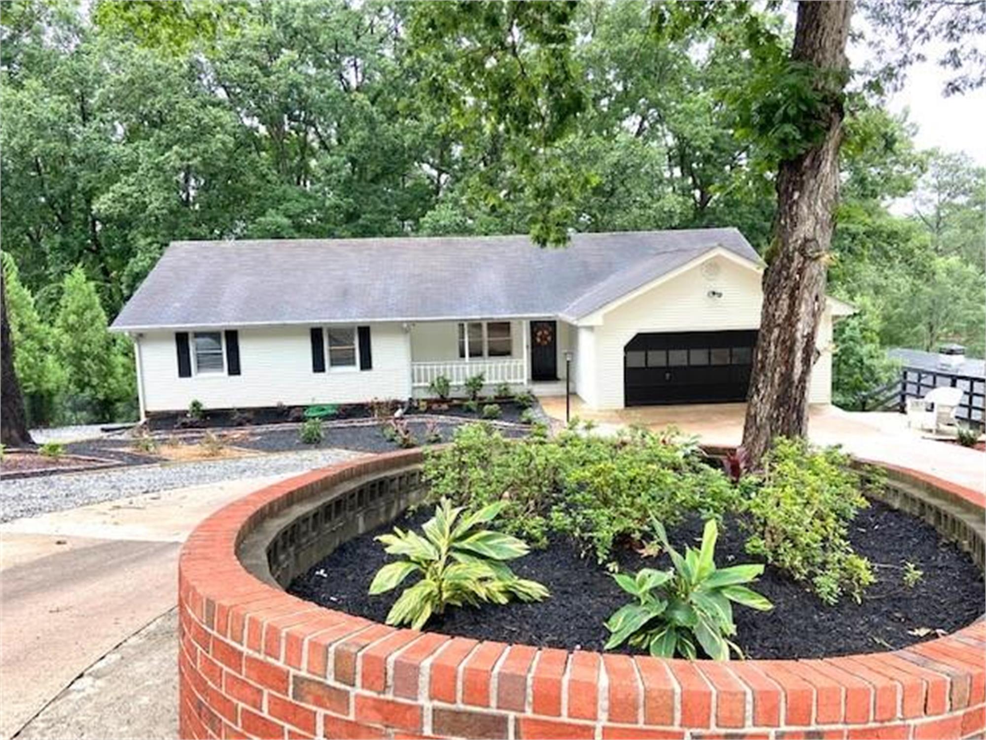 9075 Hayes Dr, Gainesville, GA 30506-6206