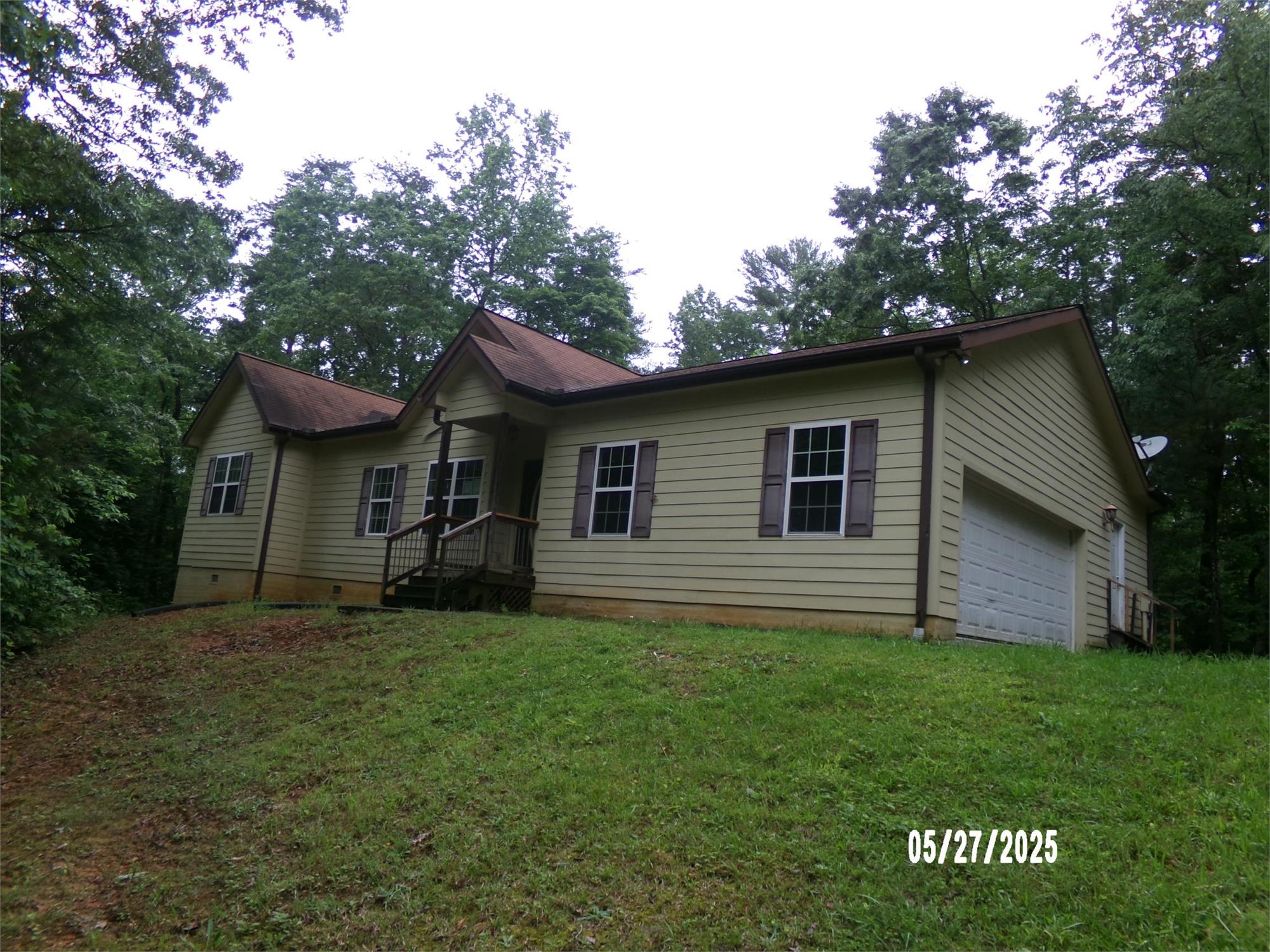 1440 Deer Trail Lakes Dr, Clarkesville, GA 30523-2125