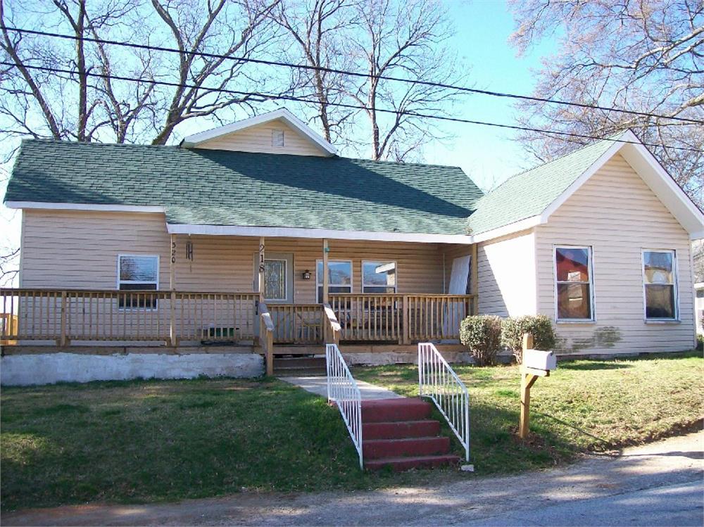 218 E Franklin St, Toccoa, GA 30577-2922