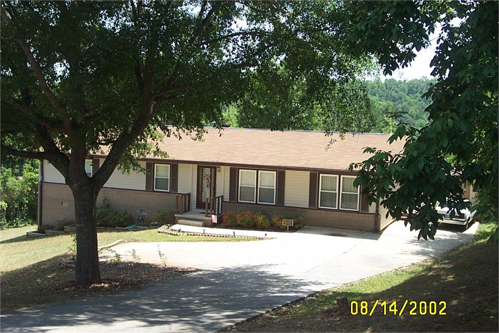 354 Scenic Dr, Toccoa, GA 30577-8473
