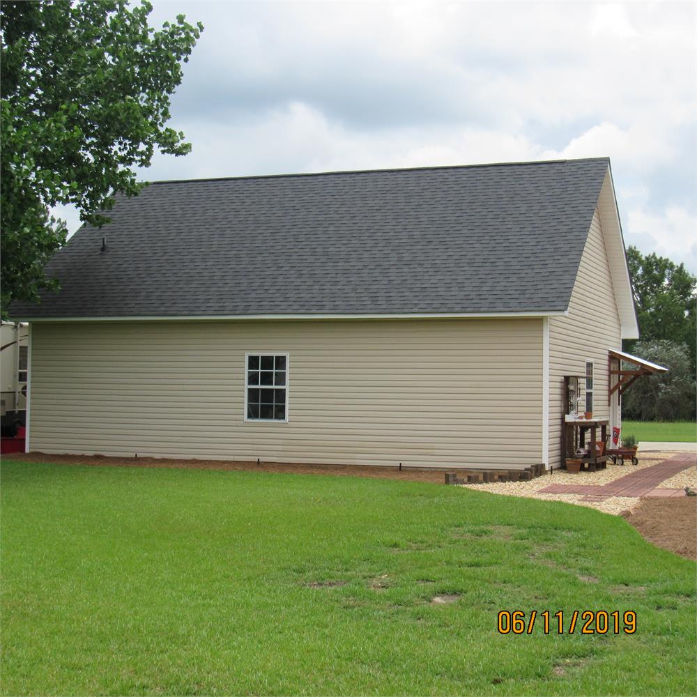 140 N Lakeshore Dr, Cochran, GA 31014-8404