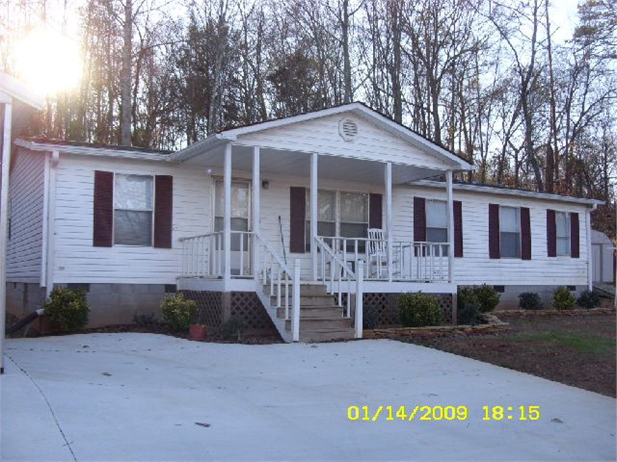 142 Water Oak Dell Dr, Lavonia, GA 30553-3928