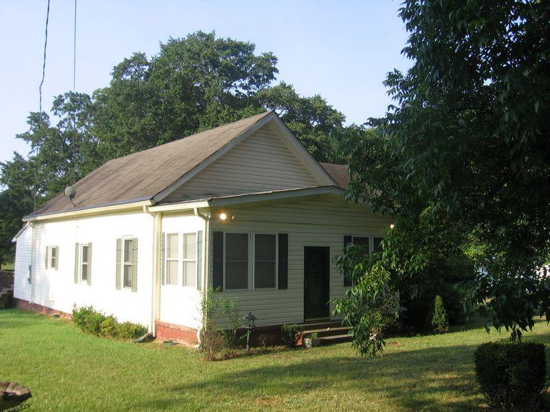 19 Camp Rd, Griffin, GA 30224-7556