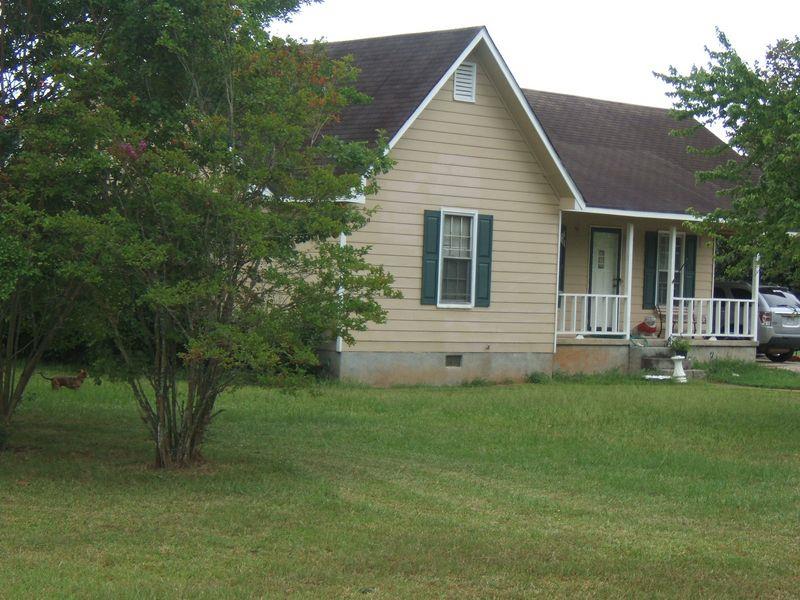 98 Calhoun Rd, Griffin, GA 30224-7895