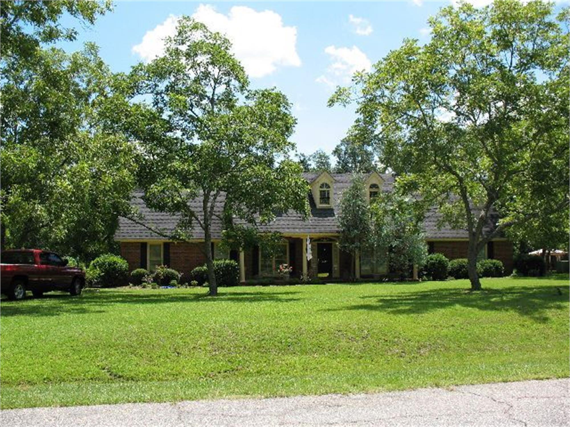 4412 Woodfield Dr, Hahira, GA 31632-3110