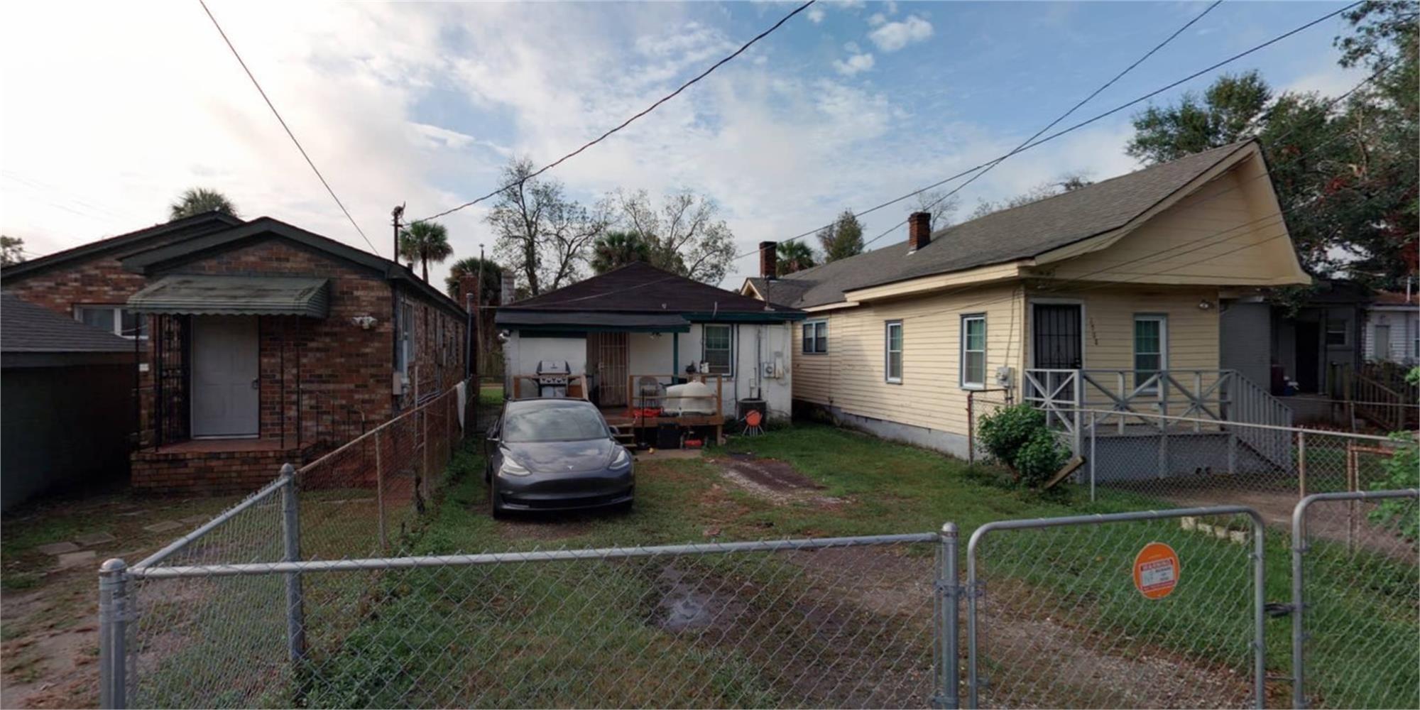 1006 W Victory Dr, Savannah, GA 31405-1732