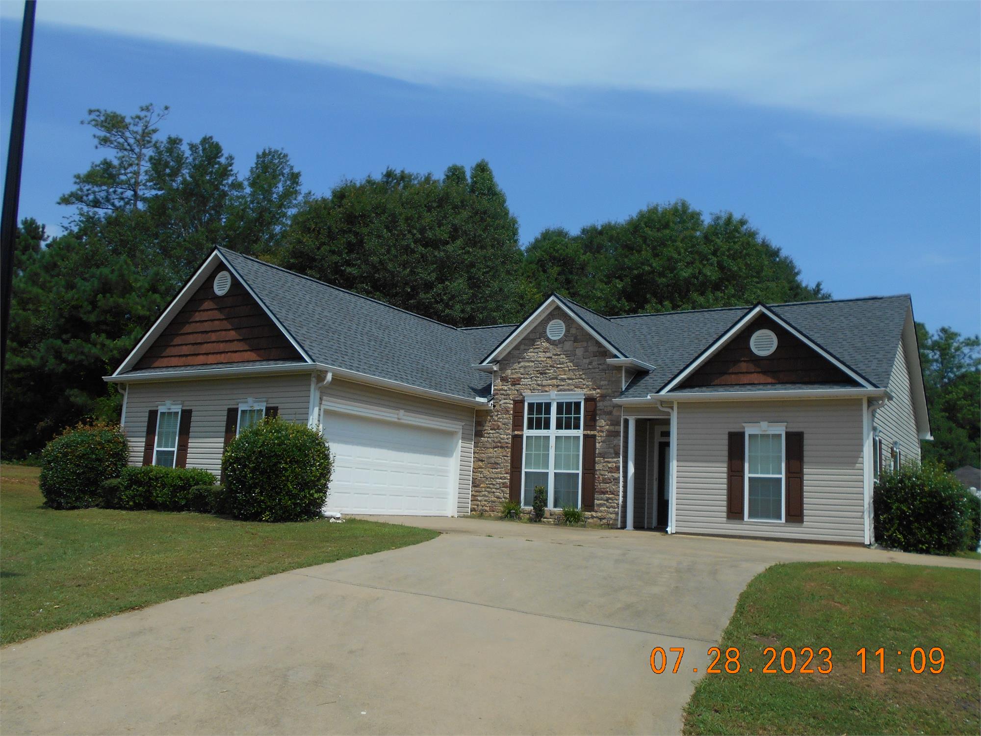 105 Creekside Dr, Lagrange, GA 30240-8163