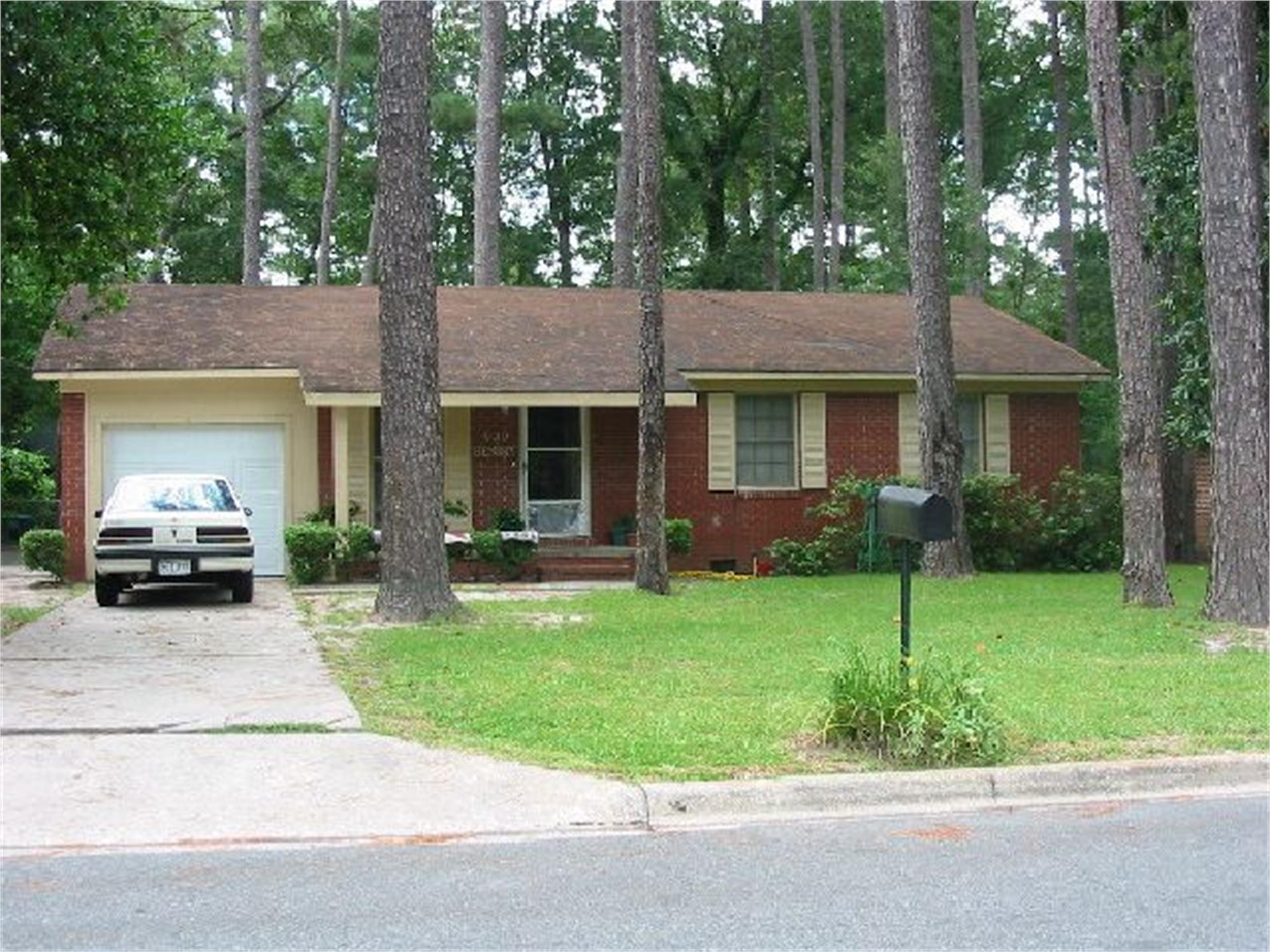 909 Hendry Dr, Valdosta, GA 31601-4327