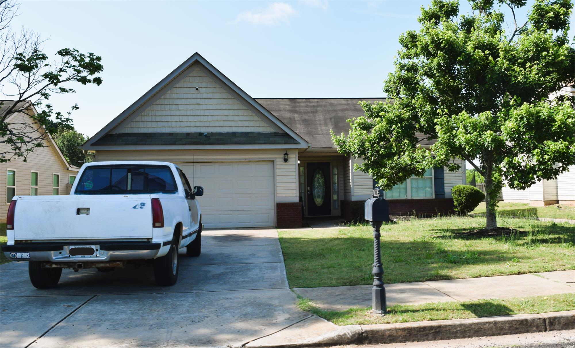 220 Amelia Dr, Byron, GA 31008-3505