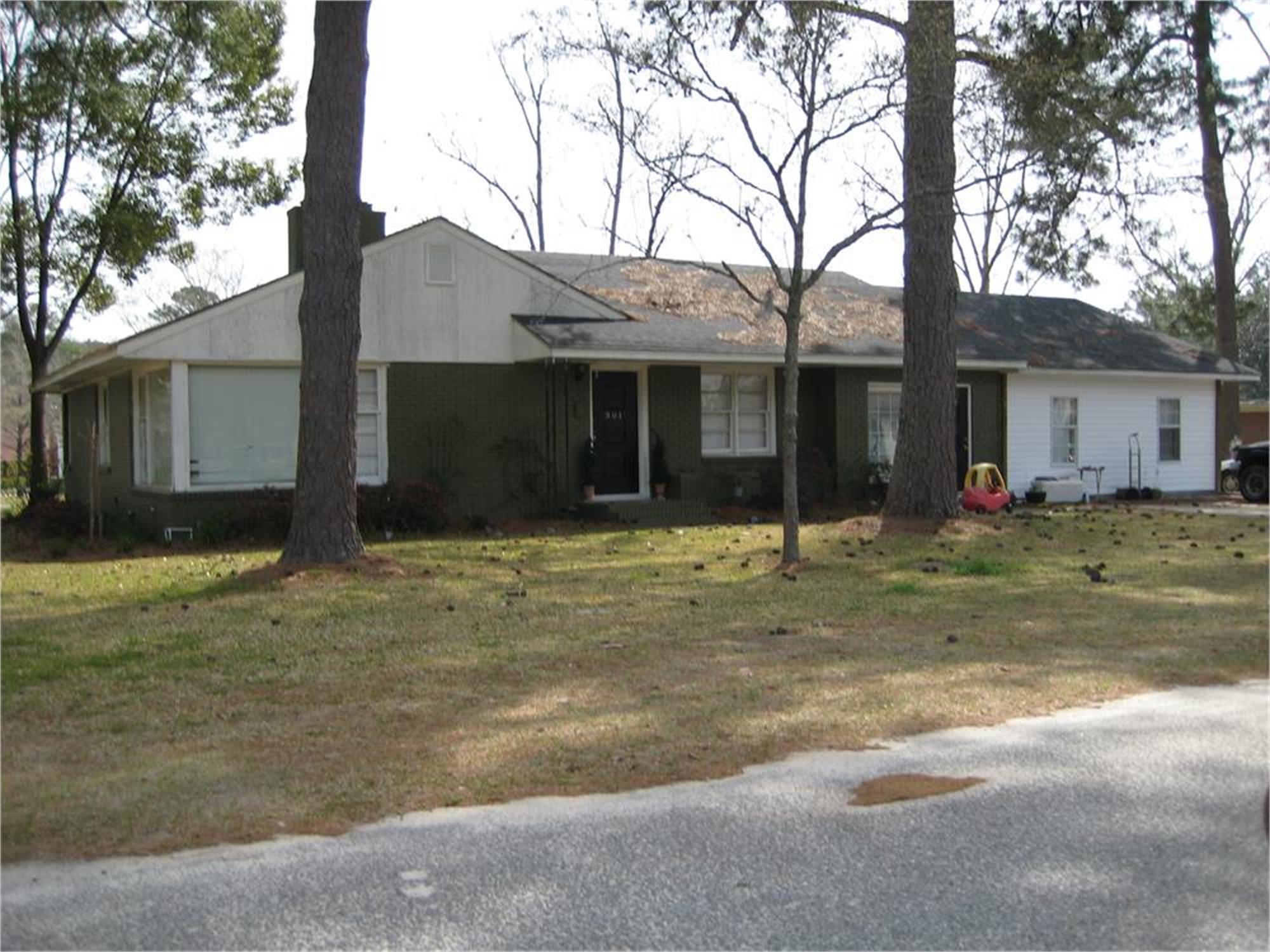 301 Laurel Ave, Adel, GA 31620-2858