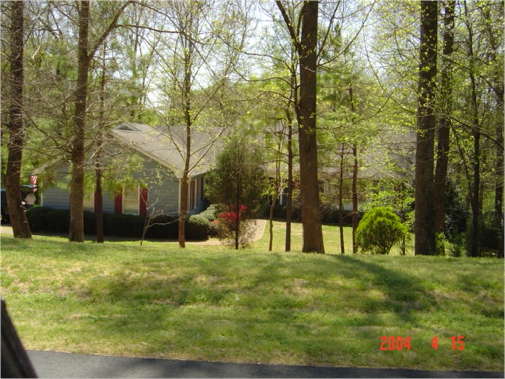 519 Deer Creek Trl, Hoschton, GA 30548-2124