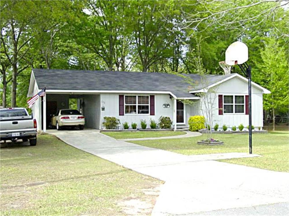 111 Collins St, Byron, GA 31008-7010