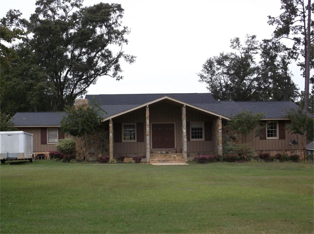 140 Lake Bluff Dr, Waynesboro, GA 30830-5417