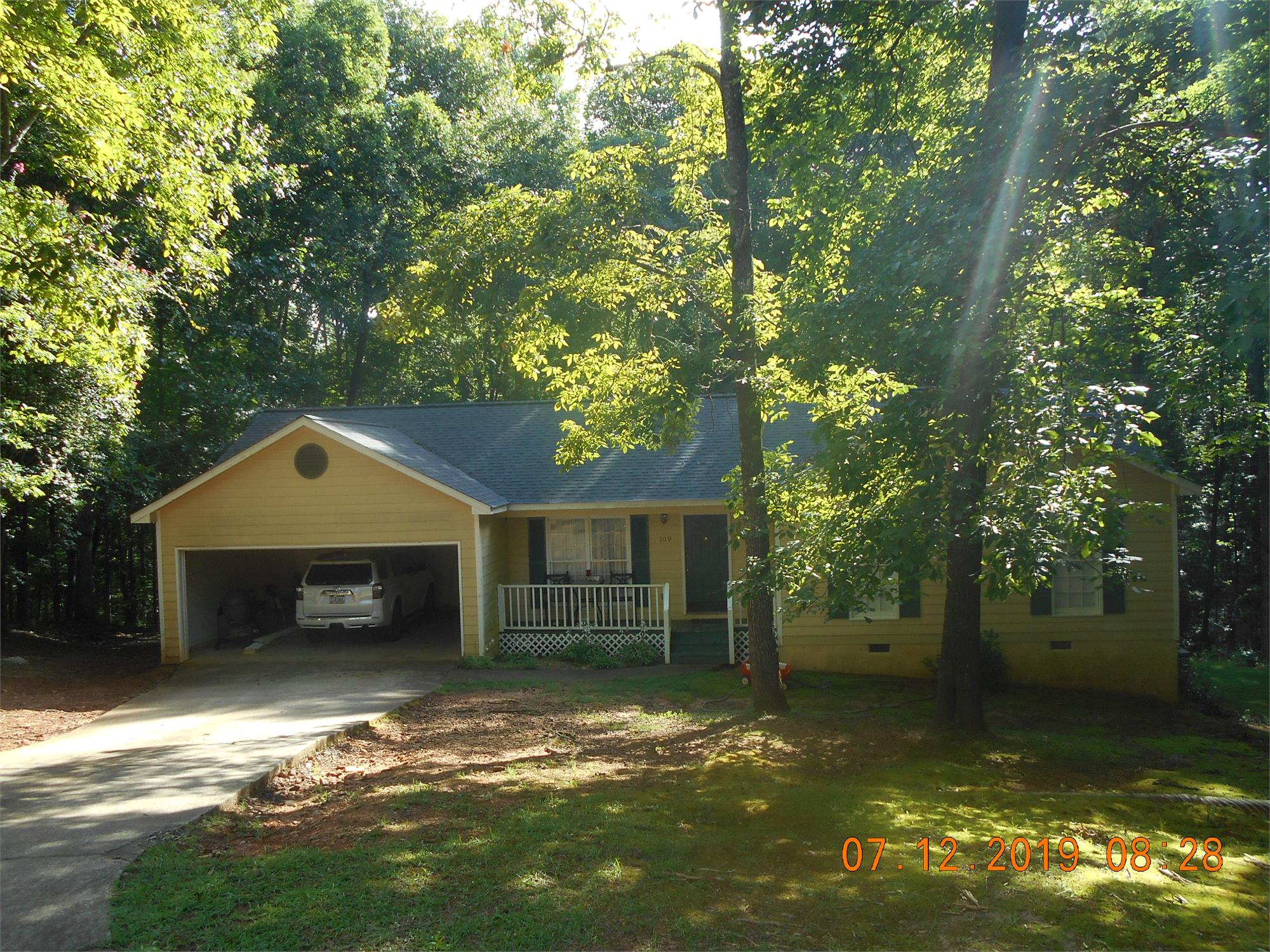 109 Huntcliff Ct, Lagrange, GA 30240-9701