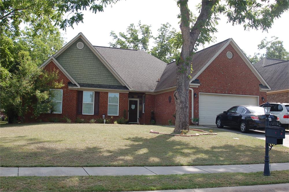 300 Grey Thorne Dr, Kathleen, GA 31047-2899